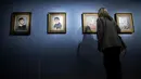 Seorang waninta melihat lukisan karya Claude Monet yang dipamerkan dalam pameran 'Monet. Capolavori dal Musee Marmottan' di Roma, Italia (18/10). Monet, lahir di Paris pada 14 November 1840. (Angelo Carconi / ANSA via AP)
