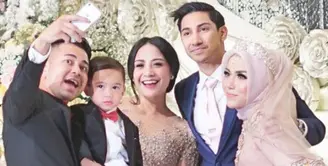 Resmi menikah sabtu kemarin dengan Lukman Azhari, Medina Zein kini resmi menjadi bagian dari keluarga azhari.