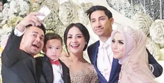 Resmi menikah sabtu kemarin dengan Lukman Azhari, Medina Zein kini resmi menjadi bagian dari keluarga azhari.