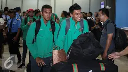 Sejumlah pemain Tim Nasional Indonesia tiba di Bandara Soekarno Hatta, Jakarta, Kamis (8/12). Skuat Timnas berangkat dengan menggunakan pesawat Thai Airways bernomor penerbangan, TG561. (Liputan6.com/Faizal Fanani)