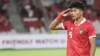Striker Timnas Indonesia U-20, Arkhan Kaka memberi hormat saat menyanyikan lagu kebangsaan Indonesia Raya sebelum dimulainya laga uji coba menghadapi Thailand U-20 di Stadion Utama Gelora Bung Karno (SUGBK), Senayan, Jakarta, Jumat (26/1/2024) malam WIB. (Bola.com/M Iqbal Ichsan)