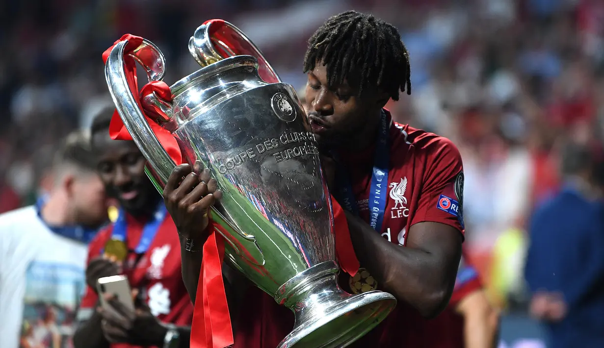 Divock Origi. Striker Belgia berusia 27 tahun ini baru saja dilepas gratis Liverpool ke AC Milan menjelang musim 2022/2023 bergulir. Ia didatangkan Liverpool sejak awal musim 2014/2015 dari Lille dengan nilai transfer 12,63 juta euro, namun baru memperkuat Liverpool semusim kemudian karena langsung dipinjamkan kembali ke Lille. Ia berperan penting saat Liverpool meraih gelar Liga Champions musim 2018/2019 dengan mencetak 2 gol di laga leg kedua semifinal melawan Barcelona yang berkesudahan 4-0 dan mencetak 1 gol di laga final melawan Tottenham Hotspur yang berakhir 2-0. Bersama Liverpool ia total tampil dalam 175 laga di semua ajang dengan torehan 41 gol dan 18 assist. (AFP/Paul Ellis)