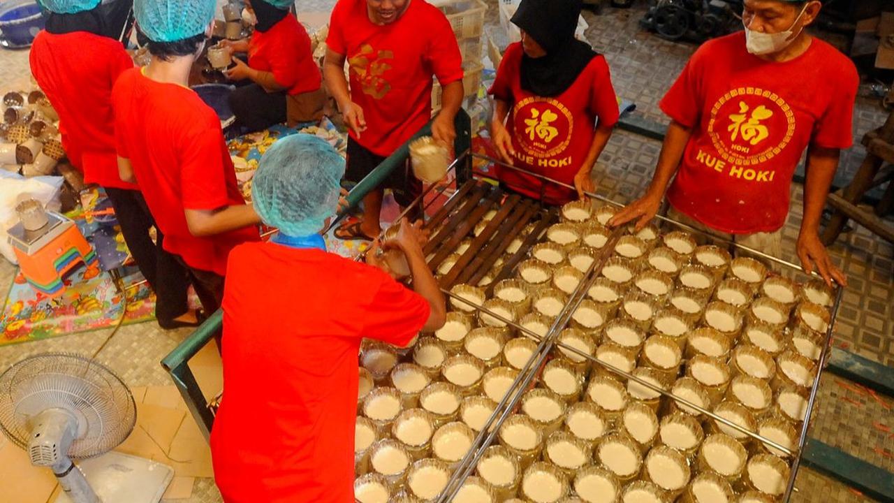 Sejumlah pekerja menyelesaikan pembuatan kue keranjang di UKM Kue Keranjang Hoki, kawasan Sawangan, Depok, Jawa Barat, Jumat  (26/01/2024).&nbsp;Menjelang perayaan Tahun Baru Imlek yang jatuh pada 10 februari  mendatang, permintaan kue keranjang meningkat