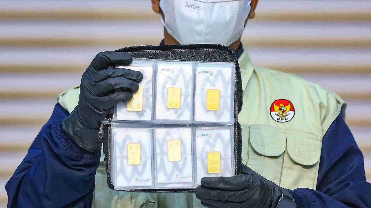 FOTO: KPK Tampilkan Barang Bukti OTT Kasus Dugaan Pemerasan Izin TKA
