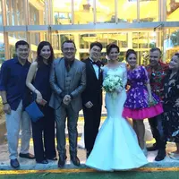 Asty Ananta bersama Alvin Adam dan Kristina, dua sahabatnya yang diundang dalam pernikahan Asty - Hendra yang berlangsung di Bali. (Instagram @alvinadam1)