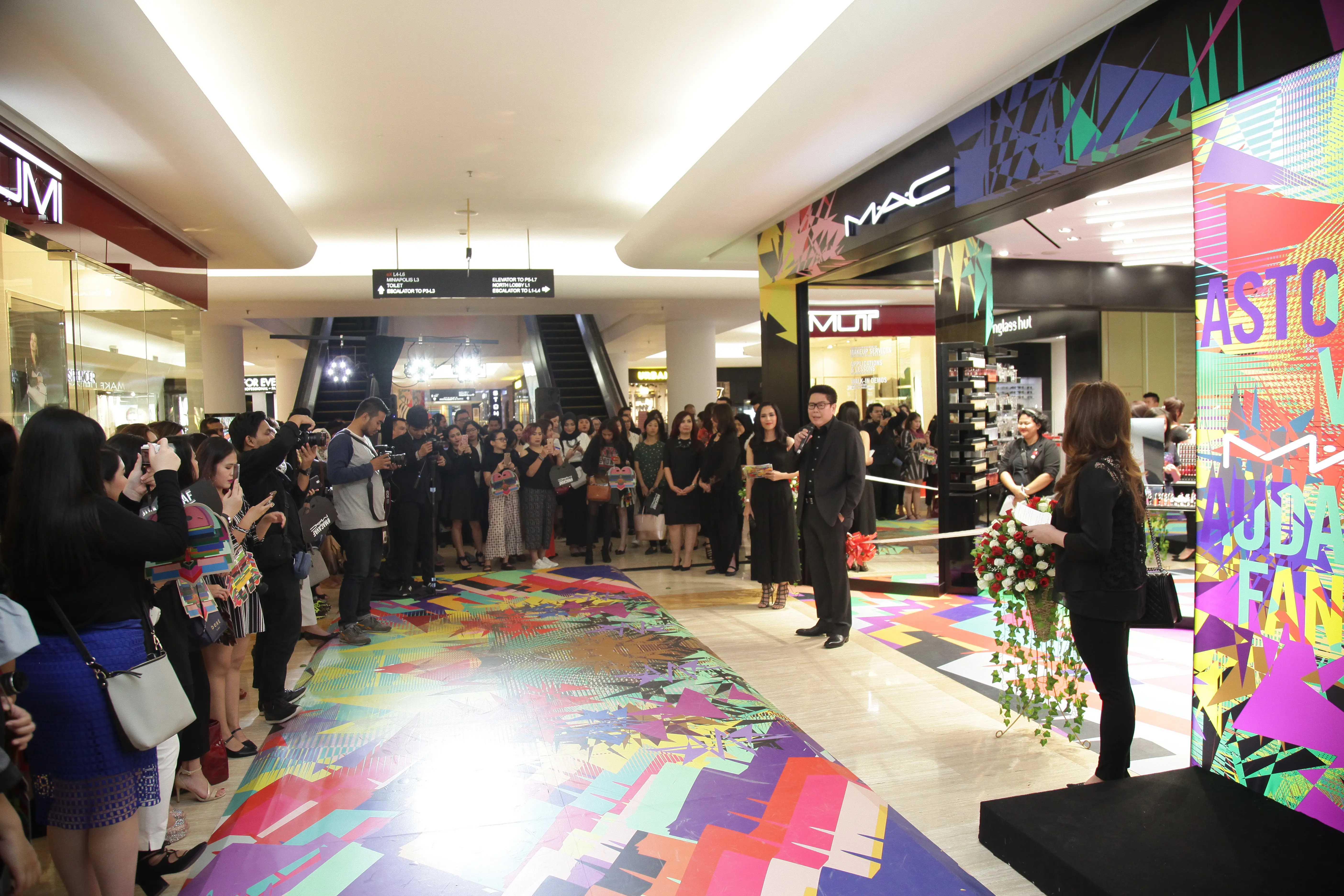 Butik M.A.C Cosmetic Indonesia, hadir dengan suasana interior baru yang energik khusus untuk Anda yang ekspresif.