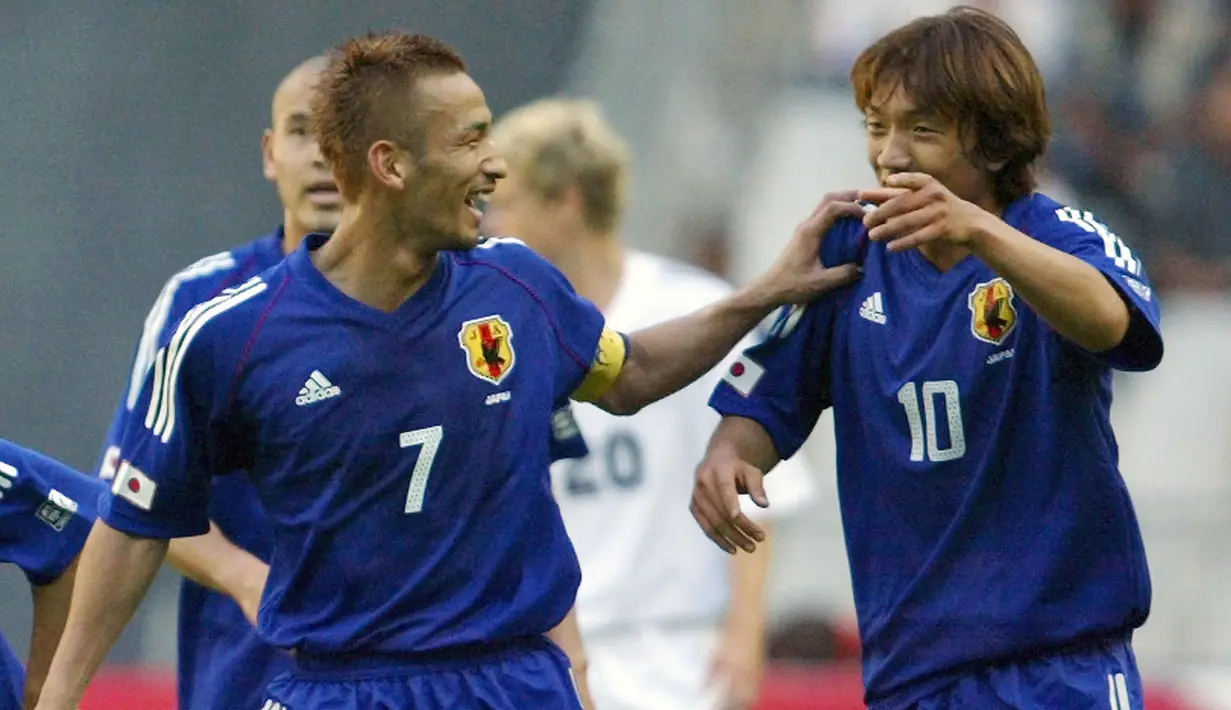 Legenda sepak bola Jepang Shunsuke Nakamura (kanan) dan Hidetoshi Nakata akan mengisi laga penghormatan yang bertajuk Shunsuke Nakamura Farewell Match. Nakamura memutuskan pensiun akhir musim lalu setelah 25 tahun berkarier sebagai pesepak bola. (AFP/Martin Bureau)