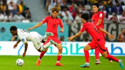 Pemain Ghana Tariq Lamptey (kiri) ditangani oleh pemain Korea Selatan Kim Jin-su pada pertandingan sepak bola Grup H Piala Dunia 2022 di Stadion Education City, Al Rayyan, Qatar, 28 November 2022. Ghana mengalahkan Korea Selatan dengan skor 3-2. (AP Photo/Julio Cortez)