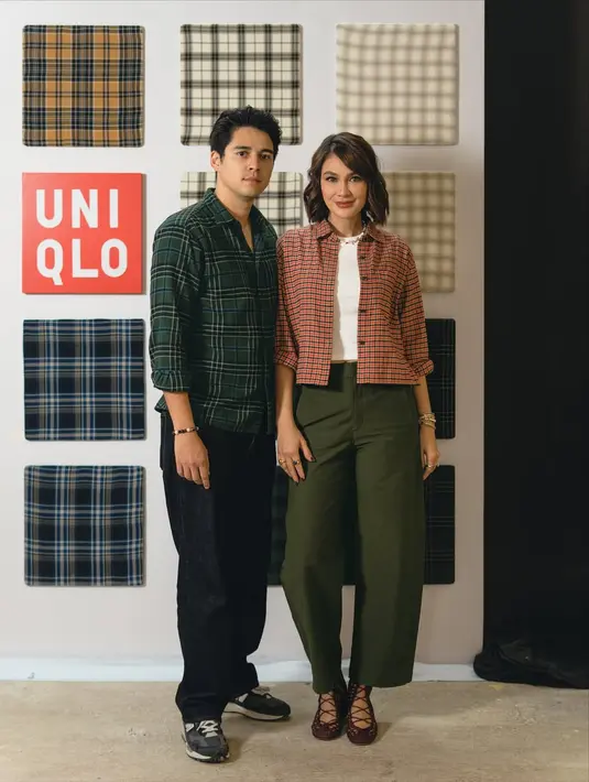 Luna Maya tampak awet muda dengan cropped shirt putih berlapis cropped flannel dan baggy jeans olive. Lengkapi busananya, ia kenakan heels berjaring [@lunamaya]