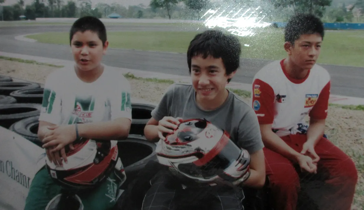 Rio Haryanto (kanan) bersama pebalap lain saat tampil di Asia Max Challenge tahun 2008 di Sirkuit Sentul, Bogor. (Bola.com/Dok.pribadi)
