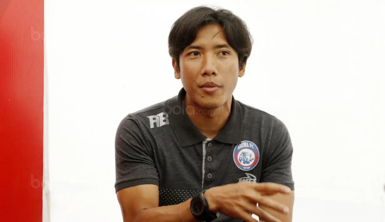 Pemain Arema FC, Ahmad Bustomi, saat Meet and Greet bersama Torabika di Stadion Cakrawala, Malang, Kamis (23/11/2017). Selain menjumpai fans, mereka juga berbagi cerita pengalaman di dunia sepak bola. (Bola.com/M Iqbal Ichsan)