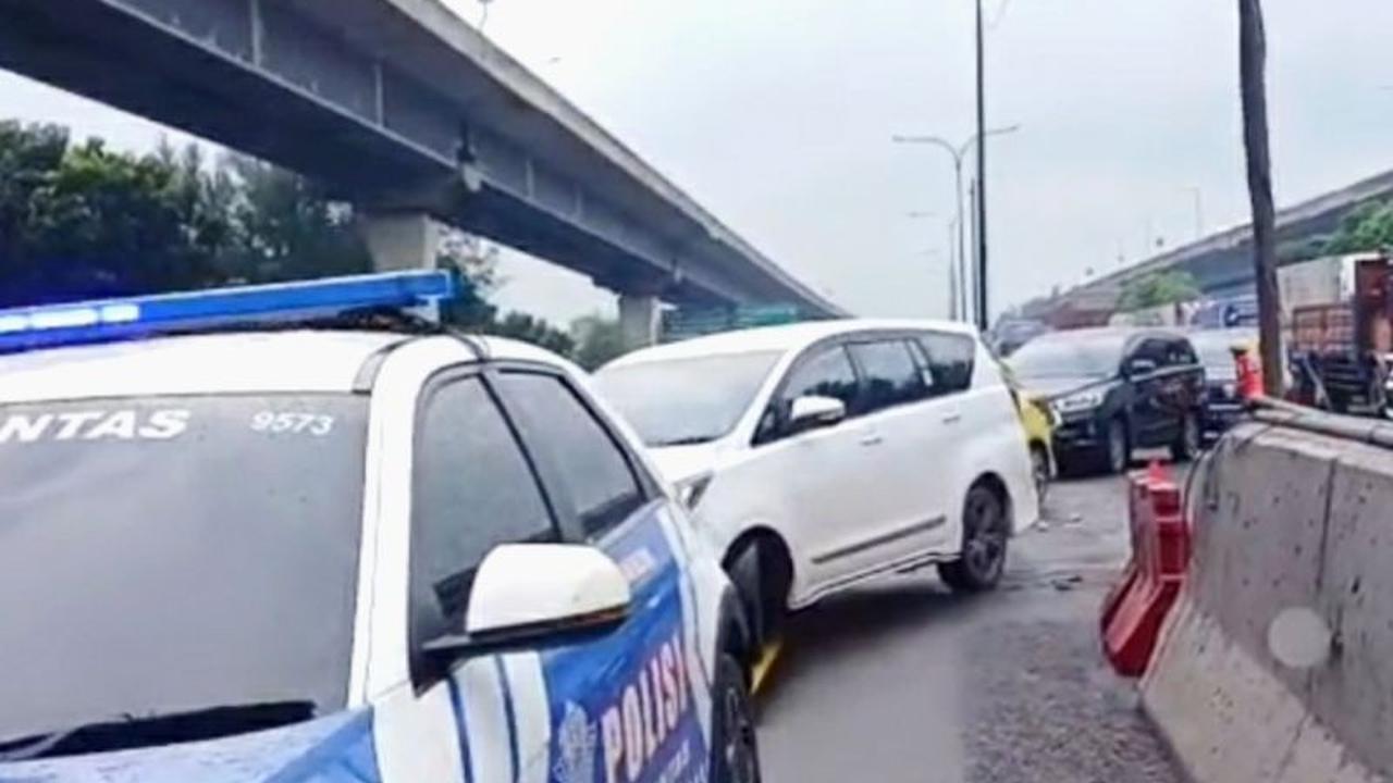 Petugas Terapkan Contraflow Atasi Kepadatan Tol Jakarta-Cikampek Saat Libur Isra Miraj