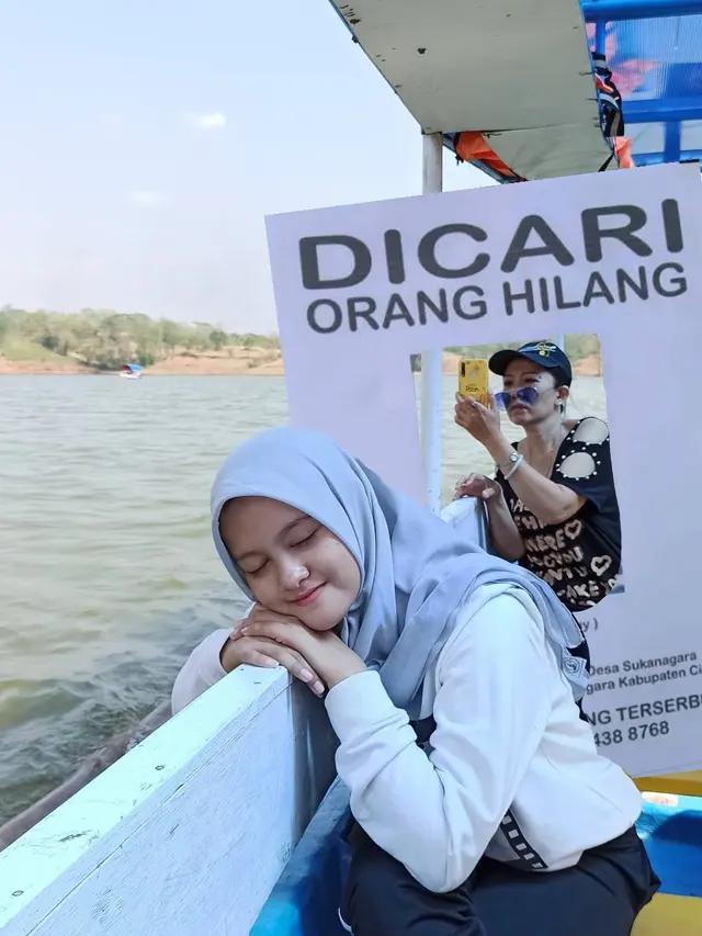 Wanita Ini Minta Edit Fotonya Saat di Kapal, 7 Hasilnya Malah Bikin Tepuk Jidat