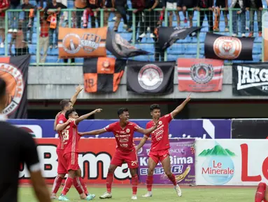 Pemain Persija Jakarta merayakan gol kemenangan yang dicetak Ondrejkudela pada laga lanjutan BRI Liga 1 Indonesia melawan Bali United di Stadion Patriot Chandrabhaga, Kota Bekasi, Jawa Barat, Minggu (15/1/2023). Persija unggul dramatis 3-2 di detik-detik jelang berakhirnya laga kedua tim. (Liputan6.com/Helmi Fithriansyah)
