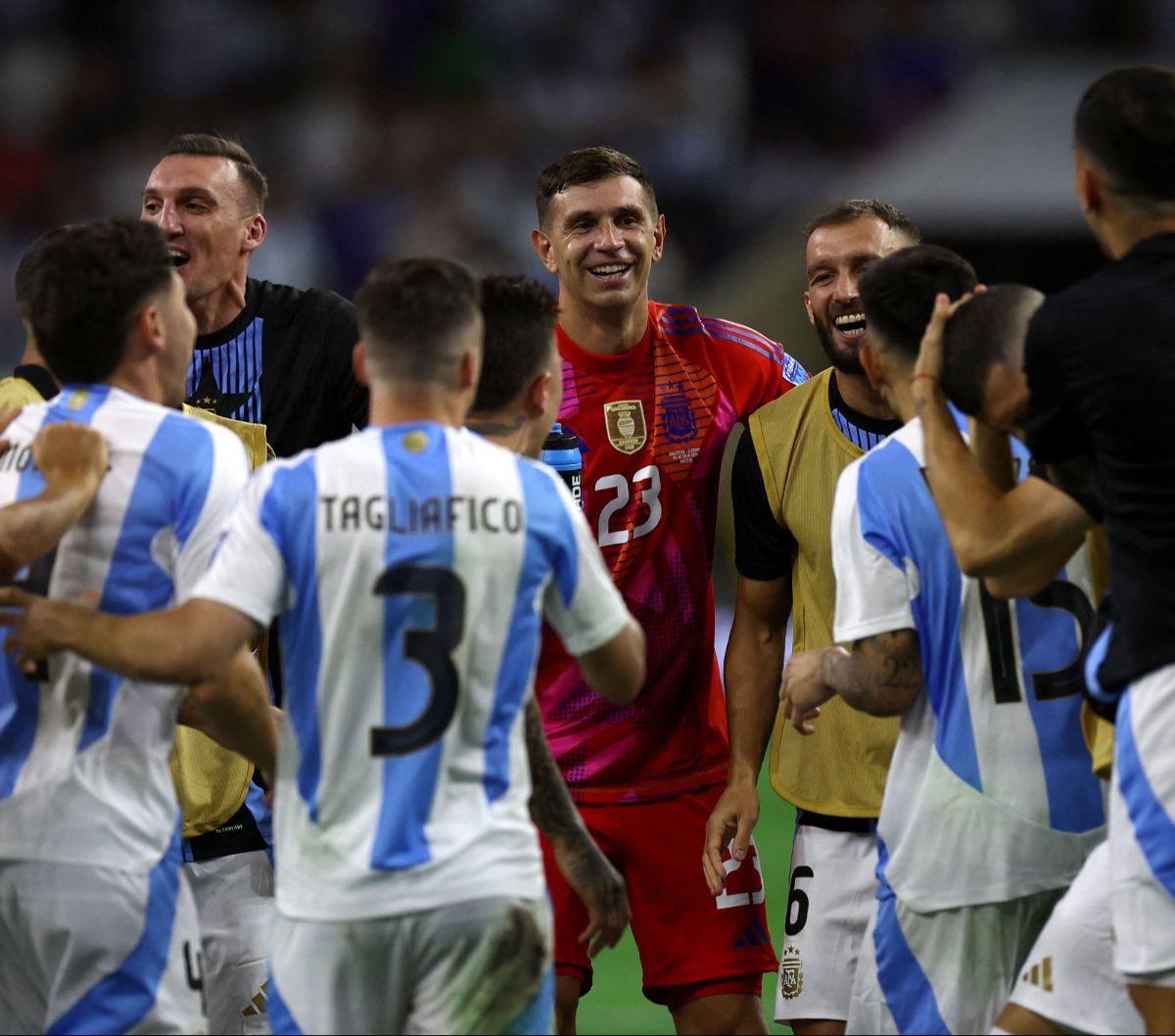 Kiper Argentina Emiliano Martinez dan rekan-rekannya merayakan kemenangan atas Ekuador dalam perempat final Copa America 2024 di&nbsp;NRG Stadium, Houston, Texas, Amerika Serikat, Jumat (5/7/2024) pagi WIB. Argentina sukses membungkam Ekuador lewat drama 