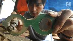 Perajin membuat kacamata berbahan baku kayu di Gang  Madrasah, Pamulang, Tangerang Selatan, Senin (21/1). Dalam sehari, pengrajin mampu menyelesaikan dua buah kacamata yang dijual antara Rp 200 ribu hingga Rp 500 ribu per buah. (Merdeka.com/Arie Basuki)