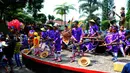 Sejumlah anak memainkan musik untuk menghibur wisatawan yang berkunjung di objek wisata Baturraden, Purbalingga, Jawa Tengah, (31/7/2014). (Liputan6.com/Andrian M Tunay)