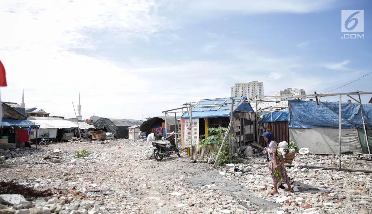 Warga beraktivitas di sekitar bangunan semi permanen di Kampung Akuarium, Jakarta, Rabu (6/11). Rumah berlapis dengan konsep konsolidasi lahan tersebut nantinya akan dibangun tidak lebih dari delapan lantai. (Liputan6.com/Faizal Fanani)