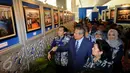 Ketua Umum Partai Demokrat, Susilo Bambang Yudhoyono (tengah) melihat pameran foto bertema kegiatan kader PD jelang puncak perayaan HUT Partai Demokrat ke-14 di Gedung Parlemen Senayan, Jakarta, Rabu (9/9/2015). (Liputan6.com/Helmi Fithriansyah)
