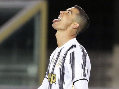 Striker Juventus, Cristiano Ronaldo, tampak kecewa usai gagal mencetak gol ke gawang Hellas Verona pada laga Liga Italia di Stadion Marc'Antonio Bentegodi, Minggu (28/2/2021). Kedua tim bermain imbang 1-1. (Paola Garbuio/LaPresse via AP)