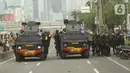 Aparat kepolisian mengerahkan kendaraan taktis untuk membubarkan massa aksi demo mahasiswa di depan Gedung DPR, Jakarta, Senin (11/4/2022). Mahasiswa yang tergabung dalam aliansi BEM SI menggelar unjuk rasa besar-besaran di depan Gedung DPR/MPR RI, Senin ini. (Liputan6.com/Angga Yuniar)