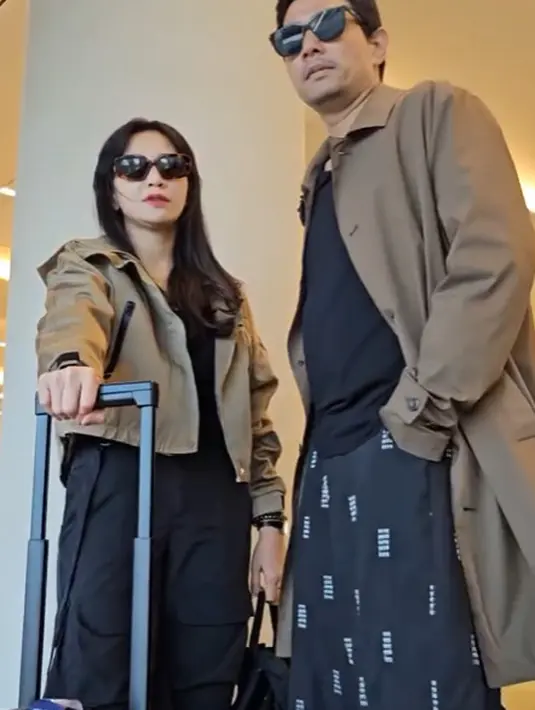 Seperti saat hendak berangkat menuju London, pasangan ini memilih outfit bernuansa cokelat-hitam [@hestipurwadinata]