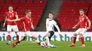 Pemain Polandia Karol Swiderski (kedua kiri) memperebutkan bola dengan pemain Inggris Phil Foden pada pertandingan Grup I kualifikasi Piala Dunia 2022 di Stadion Wembley, London, Inggris, Rabu (31/3/2021). Inggris menang dengan skor 2-1. (Andy Rain/Pool via AP)