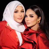 Netizen memuji jika Diva dan calon diva ini terlihat seperti kembar. Kecantikan keduanya makin terpancar lewat gaun merah membara. (Instagram @dhirmanputra)