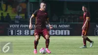 Gelandang Giallorossi keturunan Indonesia, Radja Nainggolan, tampil apik dalam pertandingan di pertandingan AS Roma 2015, SUGBK, Jakarta, Sabtu (25/7/2015). (Liputan6.com/Herman Zakharia)