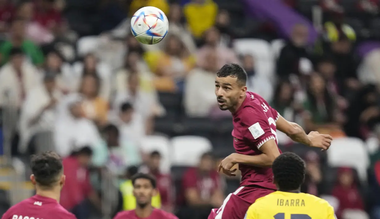 <p>Bek Qatar, Boualem Khoukhi menyundul bola saat bertanding melawan Ekuador pada pertandingan grup A Piala Dunia 2022 di Stadion Al Bayt di Al Khor, Qatar, Minggu (20/11/2022). Ekuador menang atas Qatar 2-0. (AP Photo/Darko Bandic)</p>