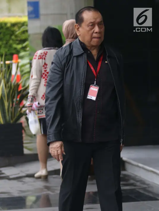 Ketua Komisi III DPR Kahar Muzakir tiba di Gedung KPK, Jakarta, Selasa (12/2). Kahar diperiksa terkait kasus dugaan suap Dana Alokasi Khusus (DAK) Kabupaten Kebumen yang menjerat Wakil Ketua nonaktif DPR Taufik Kurniawan. (Liputan6.com/Angga Yuniar)