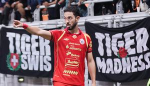 Pemain baru Persija Jakarta, Jean Mota melakukan tendangan sudut pertamanya di BRI Super League 2025/2026 bersama ketika melawan PSM Makassar di Jakarta International Stadium (JIS), Jumat (20/2/2026) malam WIB. (Bola.com/Abdul Aziz)