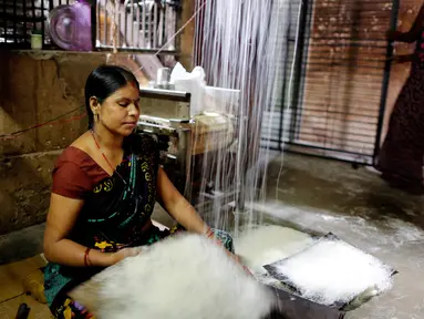 Seorang pekerja menyiapkan bihun di sebuah pabrik di Prayagraj, India pada 25 April 2020. Bihun diminati di kalangan Muslim ketika mereka berbuka puasa selama bulan suci Ramadan. (AP Photo/Rajesh Kumar Singh)