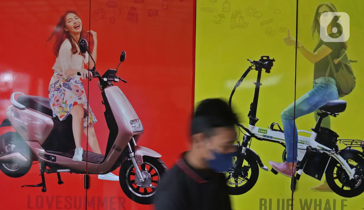 Poster kendaraan listrik terlihat di Jakarta, Rabu (24/11/2021). Penggunaan kendaraan listrik sesuai dengan Peraturan Presiden No. 55/2019 tentang Percepatan Program Kendaraan Bermotor Listrik Berbasis Baterai untuk Transportasi Jalan. (Liputan6.com/Herman Zakharia)