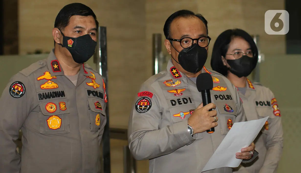 Kadiv Humas Polri Irjen Pol Dedi Prasetyo memberikan keterangan pers tentang pemeriksaan tersangka Putri Candrawathi dalam kasus dugaan pembunuhan berencana terhadap Brigadir J alias Nofriansyah Yosua Hutabarat, di Bareskrim, Mabes Polri, Jakarta, Jumat (26/8/2022). Dalam keterangannya Putri Candrawathi akan diperiksa kembali dengan pemeriksaan konfrontir pada Rabu, 31 Agustus mendatang. (Liputan6.com/Herman Zakharia)