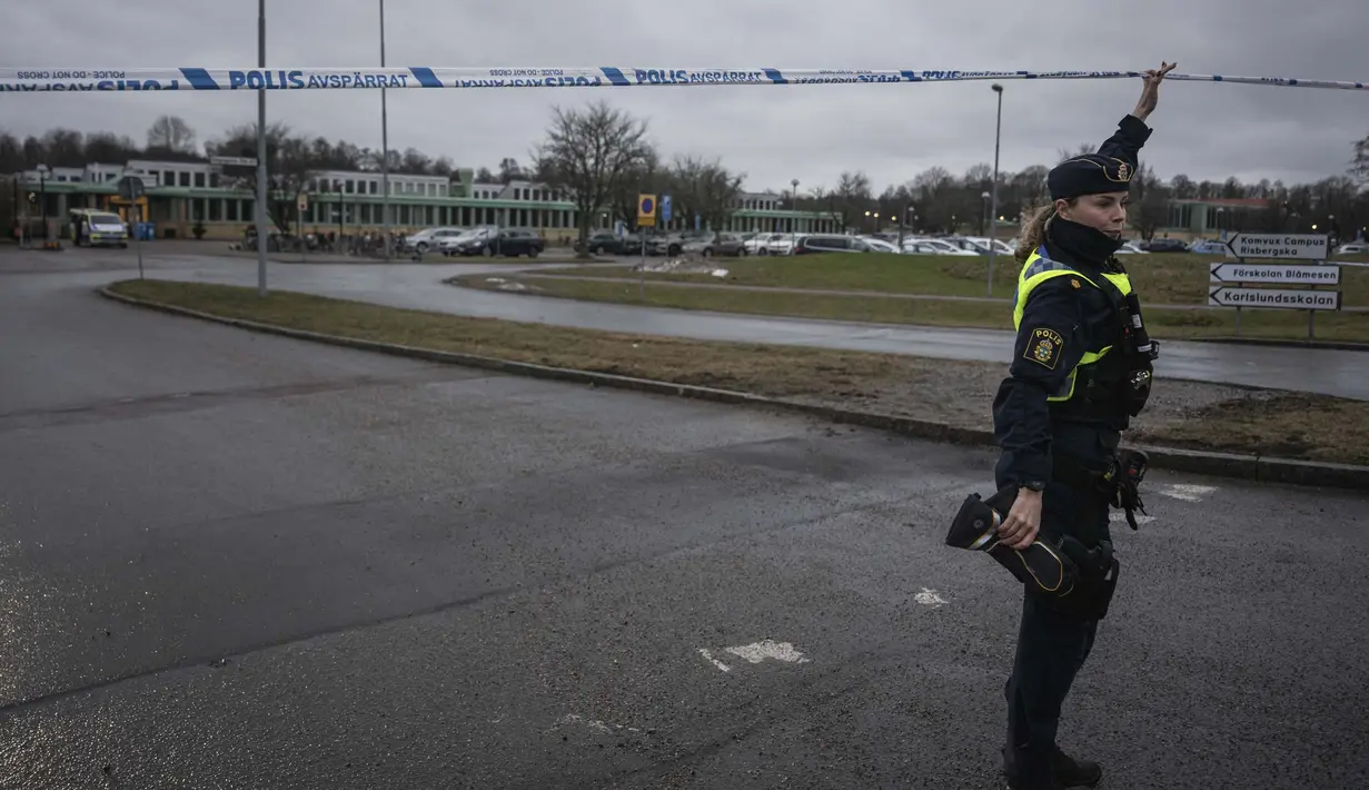 Seorang petugas mengangkat garis penjagaan polisi di luar pusat pendidikan orang dewasa Campus Risbergska di Orebro, Swedia, pada 5 Februari 2025. (Jonathan NACKSTRAND/AFP)