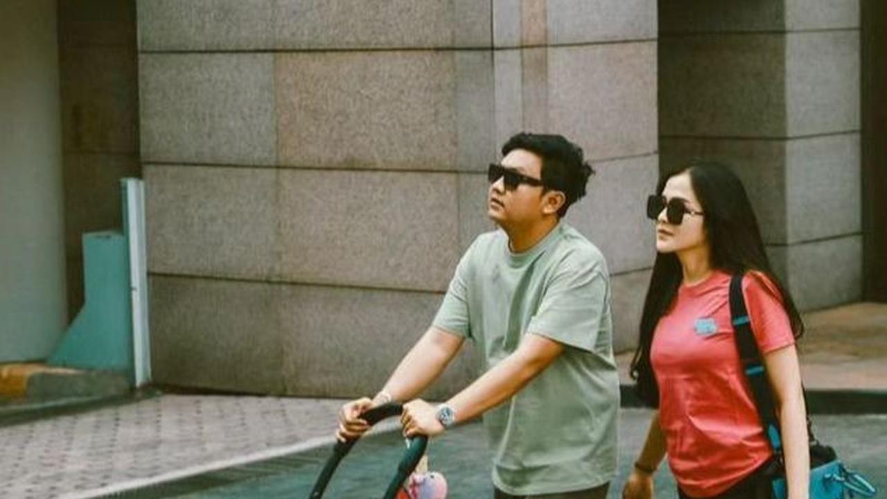 Potret ketika keluarga kecil Denny Caknan sedang menikmati jalan santai di Kuala Lumpur, Malaysia.<br>