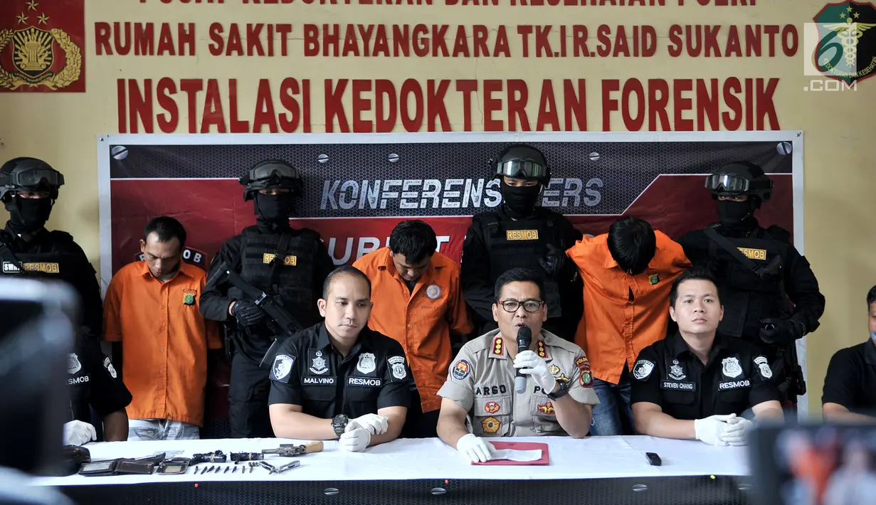 Kabid Humas Polda Metro Jaya Kombes Pol Argo Yuwono (tengah) berserta tim Subdit 3 Resmob Dit Reskrimum Polda Metro Jaya memberi paparan saat rilis kasus pencurian dengan kekerasan di RS Polri, Jakarta, Minggu (3/2). (Merdeka.com/Iqbal Nugroho)