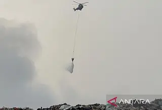 Helikopter TNI AU Dikerahkan Padamkan Kebakaran TPA Galuga (Antara)