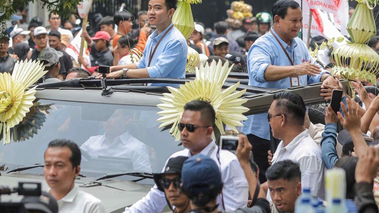 Pasangan bakal capres dan cawapres dari Koalisi Indonesia Maju, Prabowo Subianto dan Gibran Rakabuming Raka mendaftarkan diri ke Komisi Pemilihan Umum (KPU), hari ini Rabu (25/10/2023).&nbsp;Pantauan merdeka.com di lokasi, keduanya tiba sekira pukul 11.19
