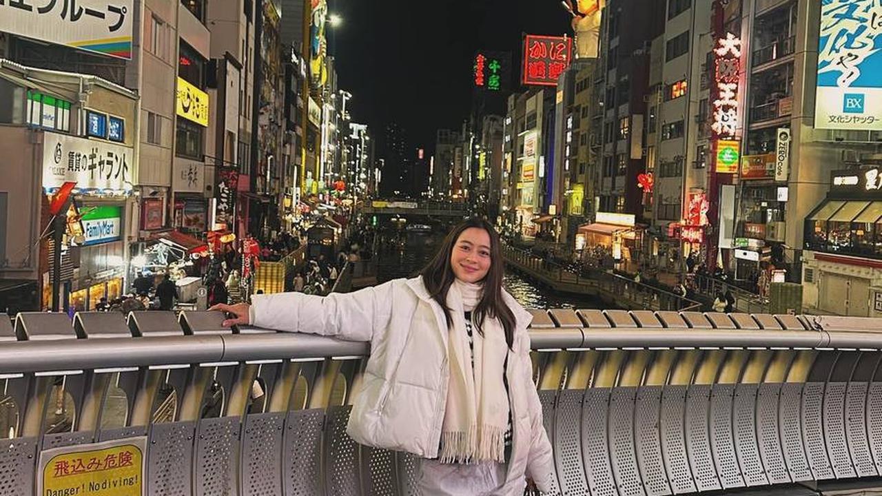 Tampil Dengan Outfit Serba Putih