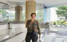 Bawa Pengeras Suara, Ayah di Karawang Seorang Diri Demo di RSUD Gara-Gara Bayinya Meninggal Usai Dirawat