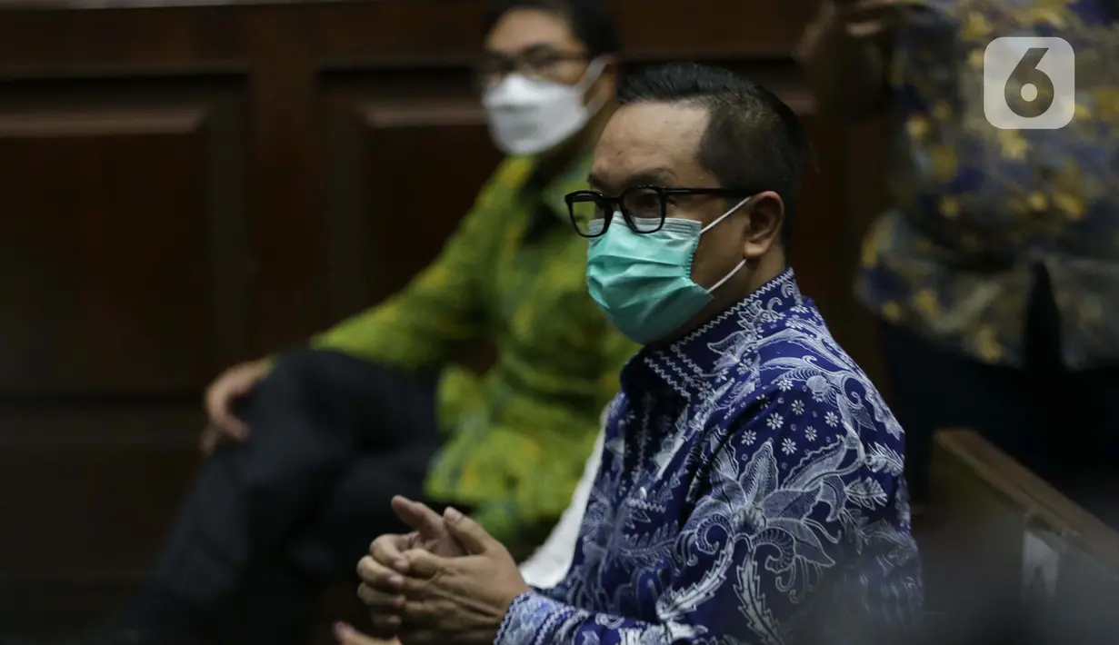 Terdakwa kasus dugaan suap penghapusan red notice atas nama Djoko S Tjandra, Brigjen (Pol) Prasetijo Utomo bersiap menjalani sidang pembacaan tuntutan di Pengadilan Tipikor Jakarta, Senin (8/2/2021). Prasetijo Utomo dituntut 2,5 tahun penjara, denda Rp 100 Juta. (Liputan6.comHelmi Fithriansyah)