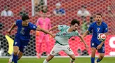 Pemain Kroasia Igor Matanovic menarik jersey pemain Portugal Vitinha selama pertandingan sepak bola babak 32 Piala Dunia antara Portugal dan Kroasia di Toronto, Kamis, (02/07/2026). (AP Photo/ Mike Stewart)