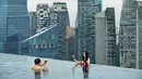 Sepasang suami istri mengambil foto mereka dari kolam renang atap dari Marina Bay Sands resort hotel yang menghadap cakrawala kota di Singapura, Selasa (20/05/2014) (AFP PHOTO/Roslan Rahman)