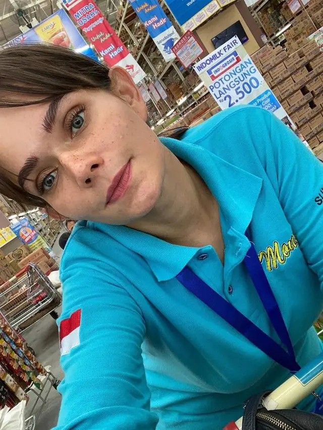 Tinggalkan Dunia Hiburan, Ini 6 Potret Minimarket Milik Dewi Natalia Istri Hilman Hariwijaya