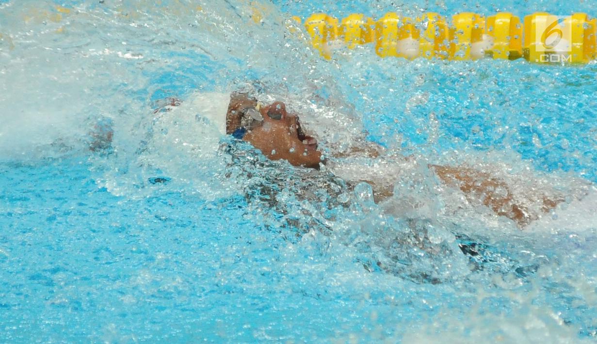 Perenang klub MNA, I Gede Siman Sudartawa saat melaju di final gaya punggung 100 m putra Kejuaraan Akuatik Indonesia Open 2017 di Stadion Aquatik GBK, Jakarta, Minggu (10/12). Siman berhasil meraih emas. (Liputan6.com/Helmi Fithriansyah)