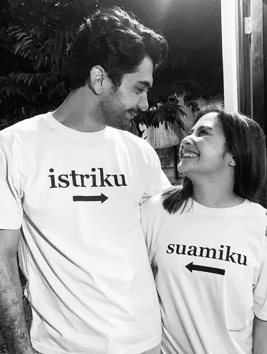 Senin (17/8/2020), Prilly kembali mengunggah fotonya bersama Reza. Keduanya kompak mengenakan kaus berwarna putih. Prilly memakai yang bertuliskan ‘suamiku’ dengan panah ke arah Reza, dan Reza memakai kaus bertuliskan ‘istriku’ dengan panah ke arah Prilly. (Instagram/prillylatuconsina96)