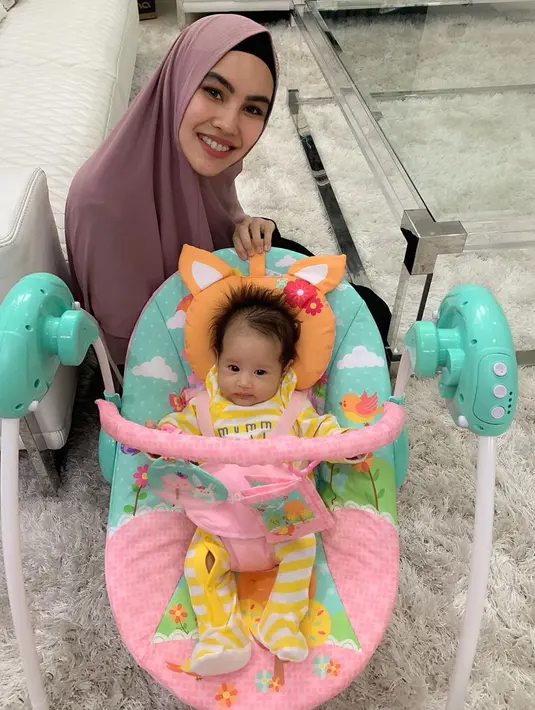 Buah hati Kartika Putri dan Habib Usman belum genap berusia tiga bulan, sebagai orangtua tentunya mereka mempersiapkan banyak hal untuk membawa bayi perempuannya melakukan perjalanan yang jauh. (Instagram/kartikaputriworld)