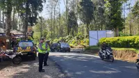 Arus kendaraan pada hari kedua Lebaran 2019 di ruas jalur wisata Ciwidey, Kabupaten Bandung, Jawa Barat, terpantau ramai lancar. (Huyogo Simbolon)